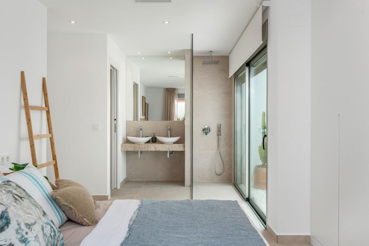 Stijlvolle badkamer met elegante armaturen en een ruime doucheruimte in een villa in Los Alcazares, Spanje.