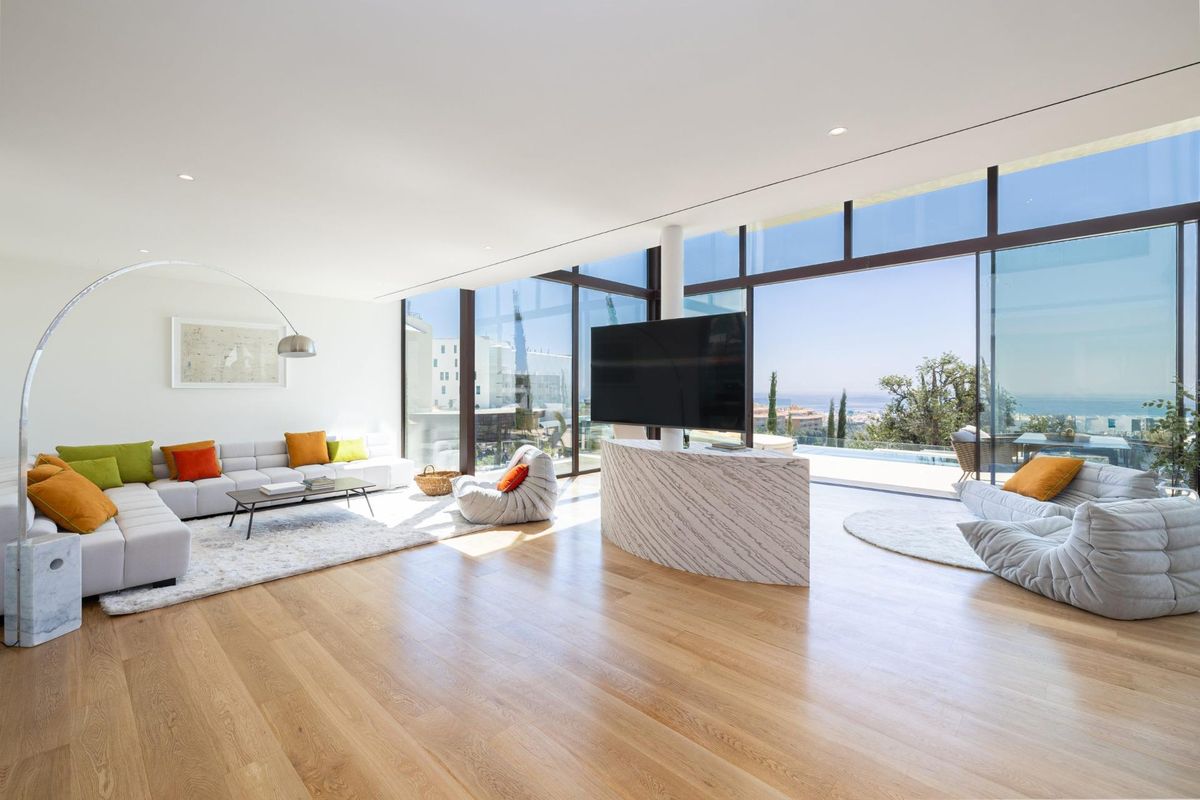 Lichte en luchtige woonkamer in een 4-slaapkamer herenhuis in fuengirola, met grote ramen en modern meubilair.