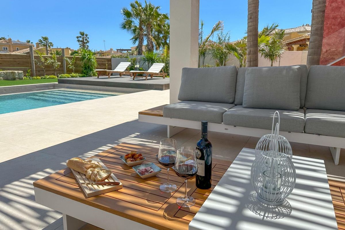 Buiten loungegebied bij het zwembad in een villa in Cuevas Del Almanzora, perfect om te ontspannen met een drankje.