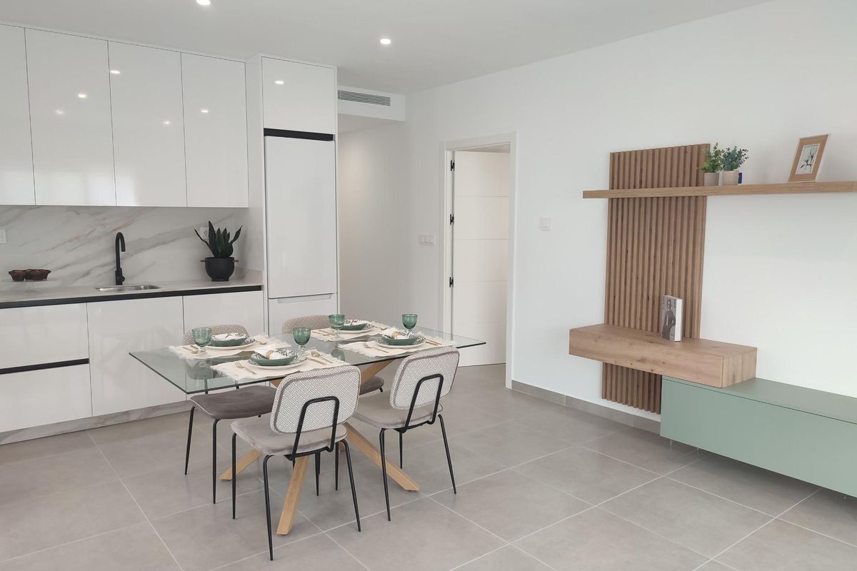 Stijlvolle eetruimte in een open keuken van een townhouse in Torre Pacheco, Costa Calida, Spanje.