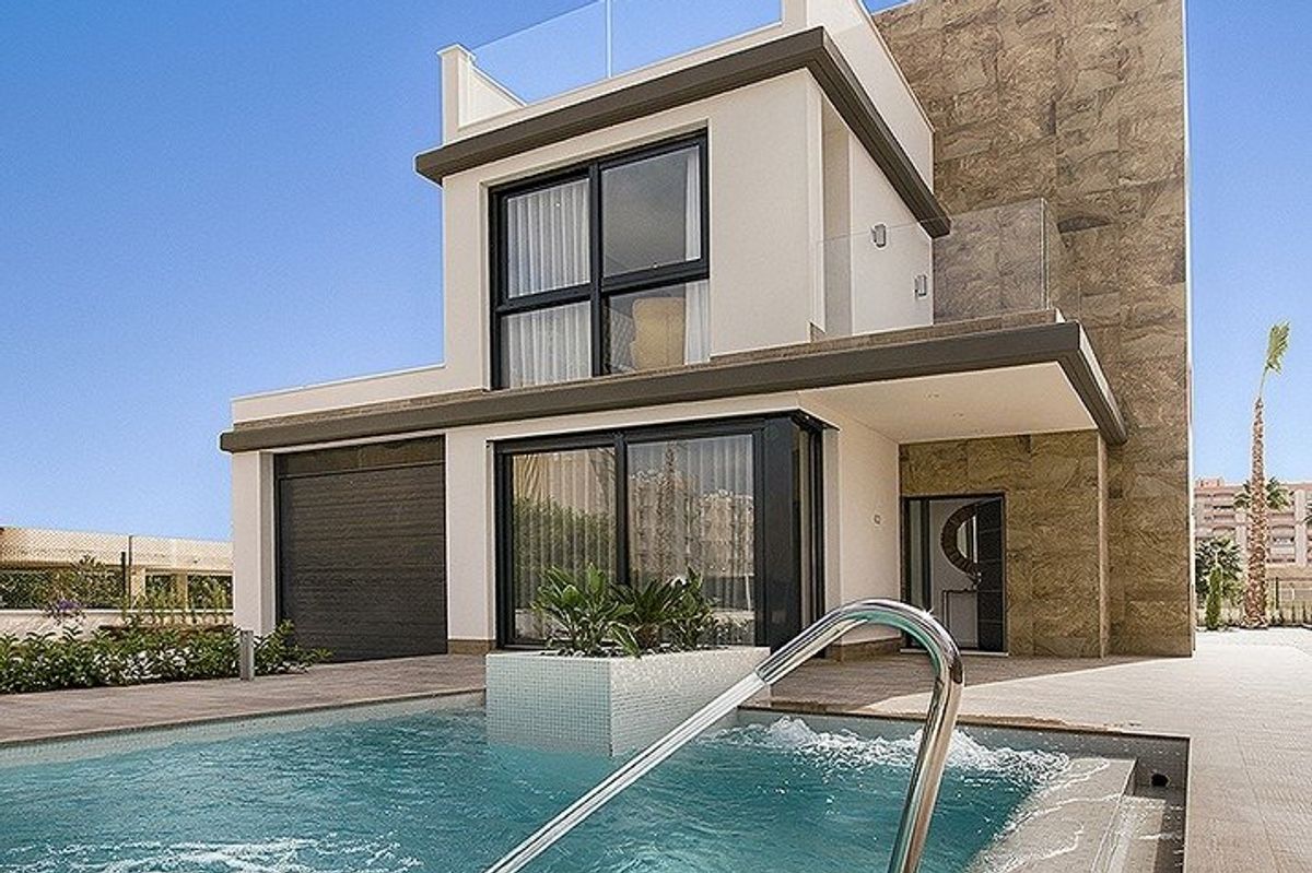 Moderne villa met 4 slaapkamers in Cartagena met een zwembad en een stijlvolle gevel met grote ramen.