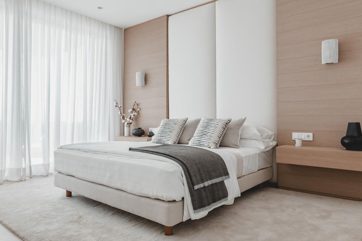 Heldere slaapkamer in het appartement in Benahavís met grote ramen, elegante inrichting en een serene sfeer.