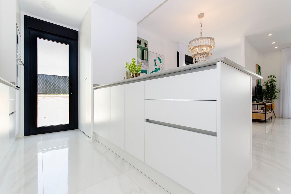 Lichtgevulde keukenweergave met moderne esthetiek in een hedendaagse 3-slaapkamer villa in Orihuela, Costa Blanca.