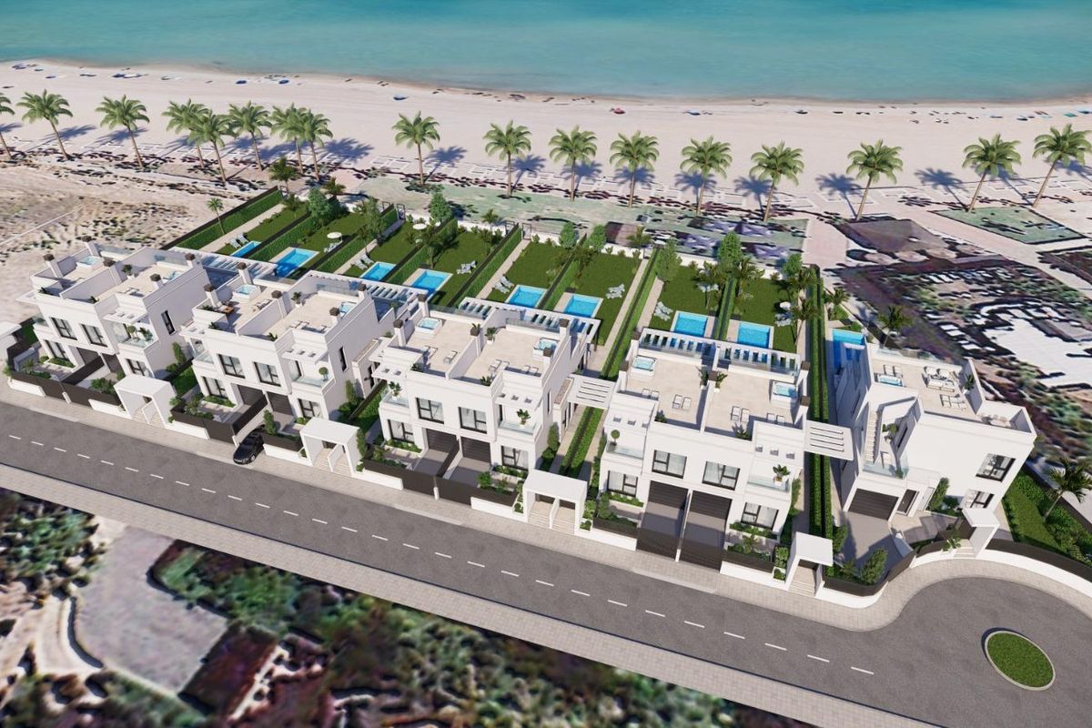 Bovenaanzicht van een villa complex met tuinen en zwembaden in Los Alcazares, Costa Calida, Spanje.