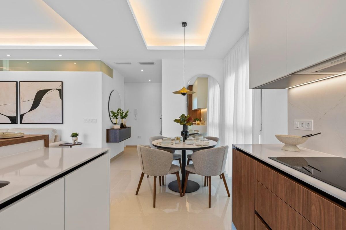 Stijlvol keukenoverzicht met eetopstelling en elegante armaturen in Rojales, Costa Blanca Zuid, Spanje.