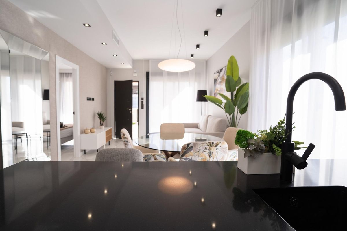 Uitzicht op de keuken vanuit de woonkamer in een helder 3-slaapkamer appartement in Pilar de La Horadada, dat elegantie benadrukt.