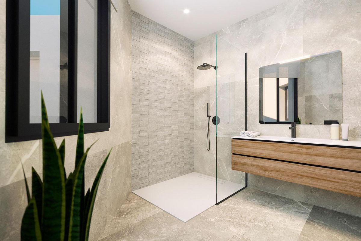 Hedendaagse badkamer met natuurlijk licht en elegante afwerkingen in een 2-slaapkamer appartement, Torrevieja.