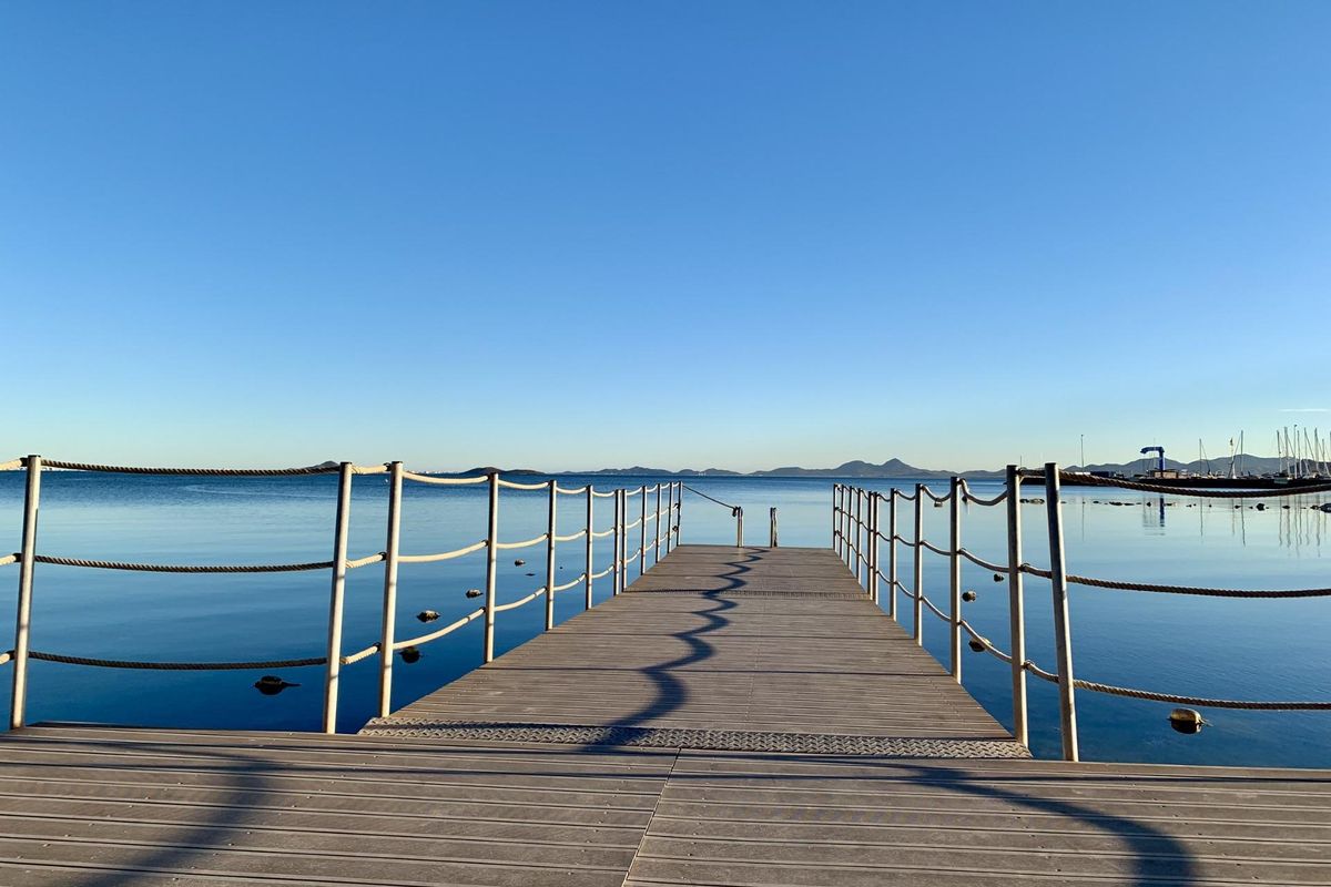 Charmant dok dat zich in serene wateren uitstrekt, perfect om te ontspannen nabij de 3-slaapkamer villa in Los Alcazares.