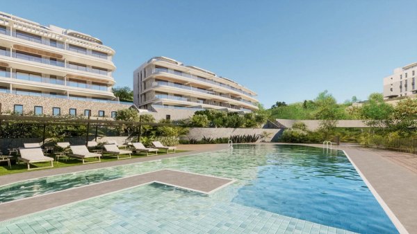 Luxe zwembad met ligstoelen bij een penthouse in Mijas, Costa del Sol, Spanje.