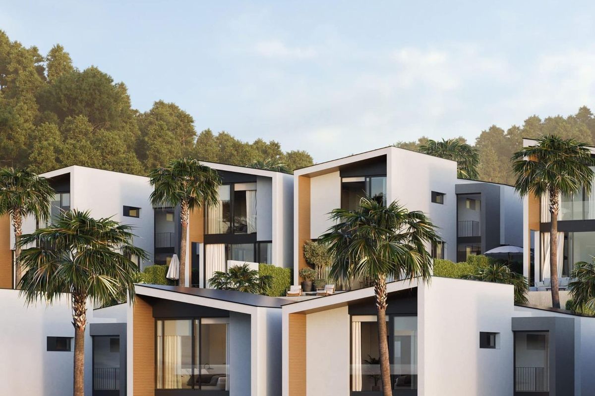 Dichtbijzijnde weergave van moderne villa-exterieurs met weelderige beplanting, Mijas, Costa del Sol.