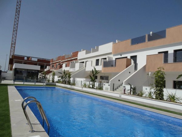 Buitenzijde van het appartementcomplex met zwembad in Pilar de La Horadada, Costa Blanca Zuid.