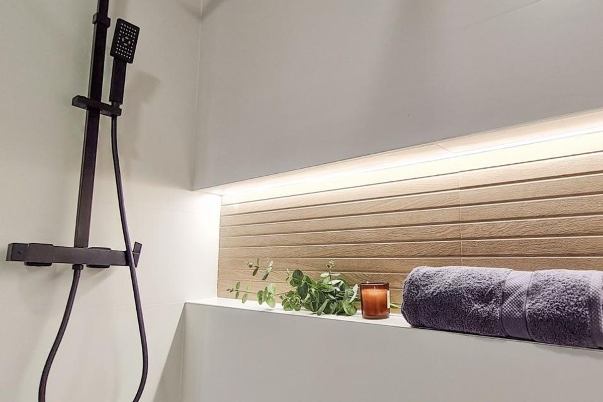 Bemoedigend douchegebied met moderne voorzieningen in een badkamer van een 3-slaapkamer villa, San Pedro del Pinatar.