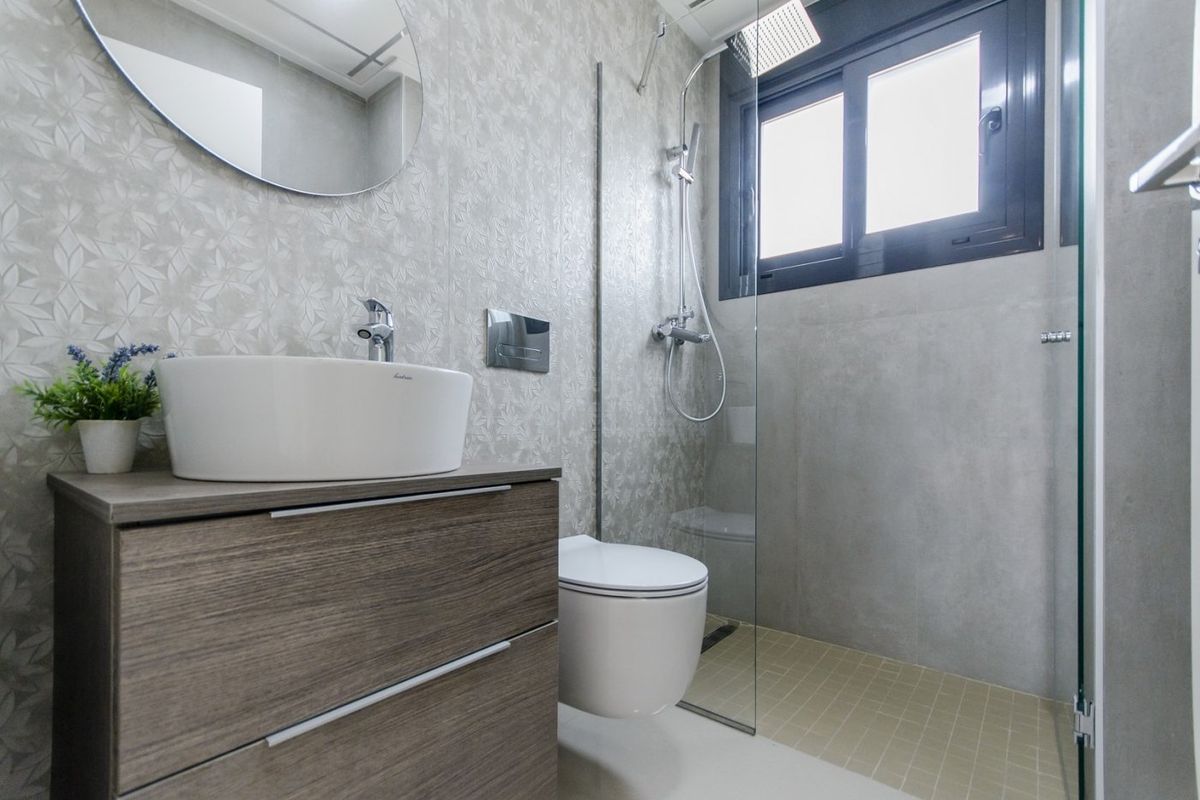 Chique badkamer met elegante ontwerpen en armaturen, onderdeel van een luxe 4-slaapkamer villa in San Miguel de Salinas.