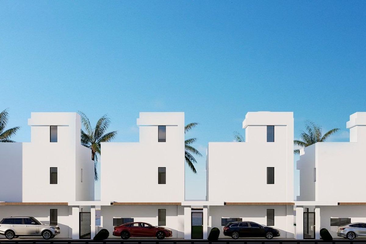 Buitenzijde van een rij moderne townhouses met een minimalistisch ontwerp in Orihuela Costa, Spanje.