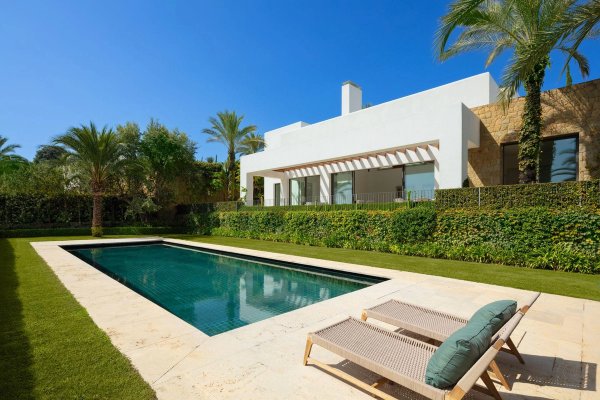 Buitenzijde van een moderne villa met 6 slaapkamers, zwembad en tuin in Casares, Costa del Sol.