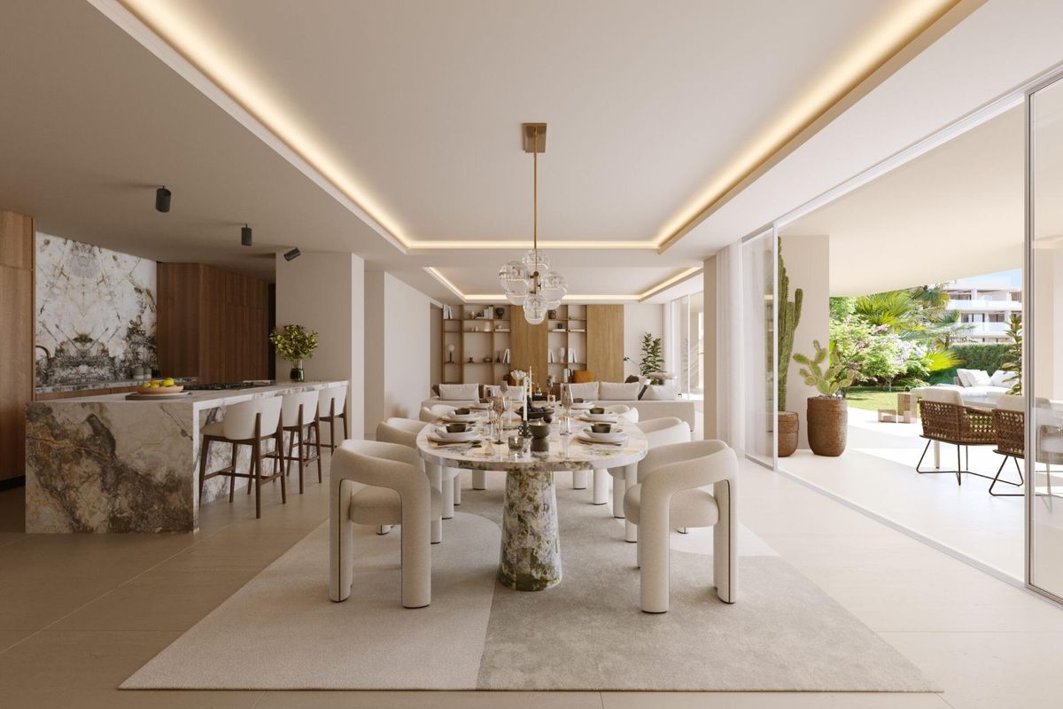 Chique eetruimte in het penthouse in Marbella met een marmeren tafel en omringd door natuurlijk licht.