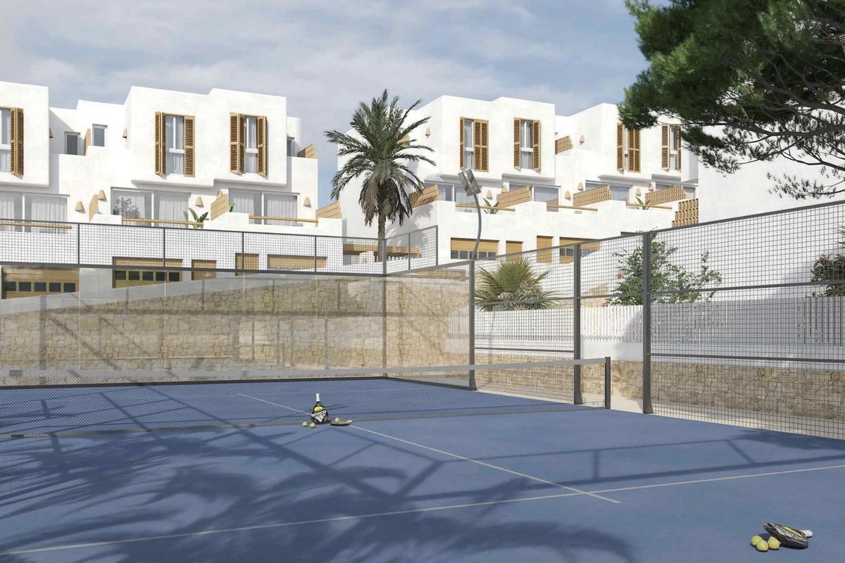 Buiten tennisbaan naast het woningcomplex in El Rafol D'Almunia, Costa Blanca Noord.