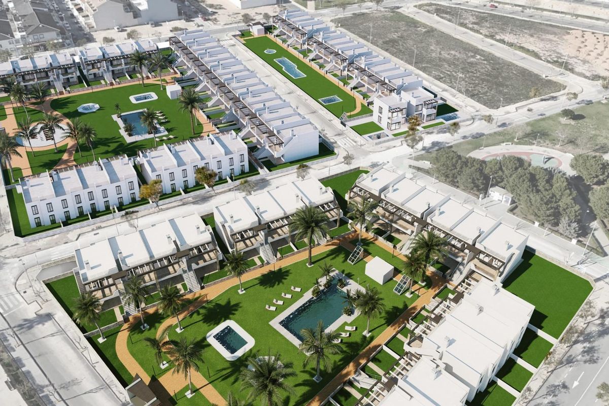 Bovenaanzicht van een modern residentieel complex in Pilar de La Horadada, met tuinen en zwembaden.