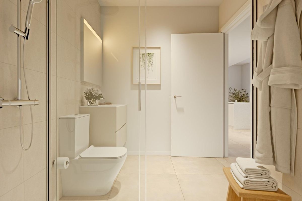 Modern badkamer met een gestroomlijnd ontwerp in een 2-slaapkamer penthouse in Estepona, biedt luxe en comfort.