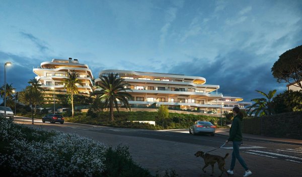 Buitenkant van een modern 3-slaapkamer appartement in Mijas, met palmbomen en een avondlucht.