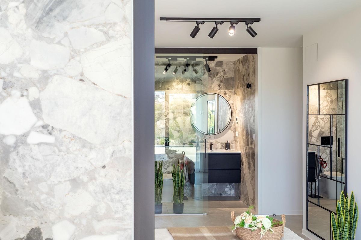 Stijlvolle badkamer met moderne armaturen en marmeren afwerkingen, gelegen in een 2-slaapkamer appartement in Finestrat, Spanje.