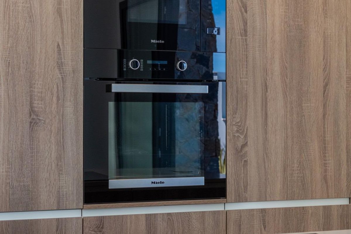 Villa with pool and sunbathing area