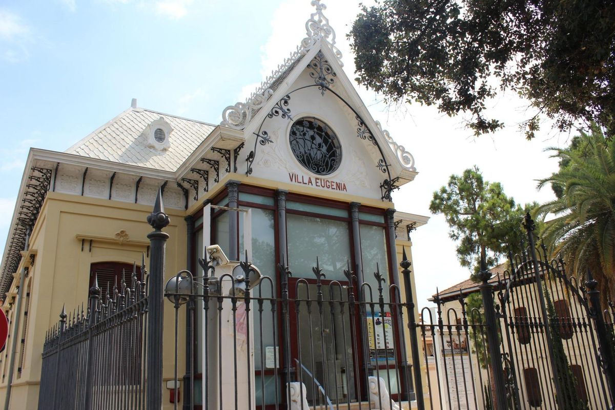 Villa Eugenia, een architectonisch juweel in Godella, met Victoriaanse stijl elementen en weelderige omgeving.