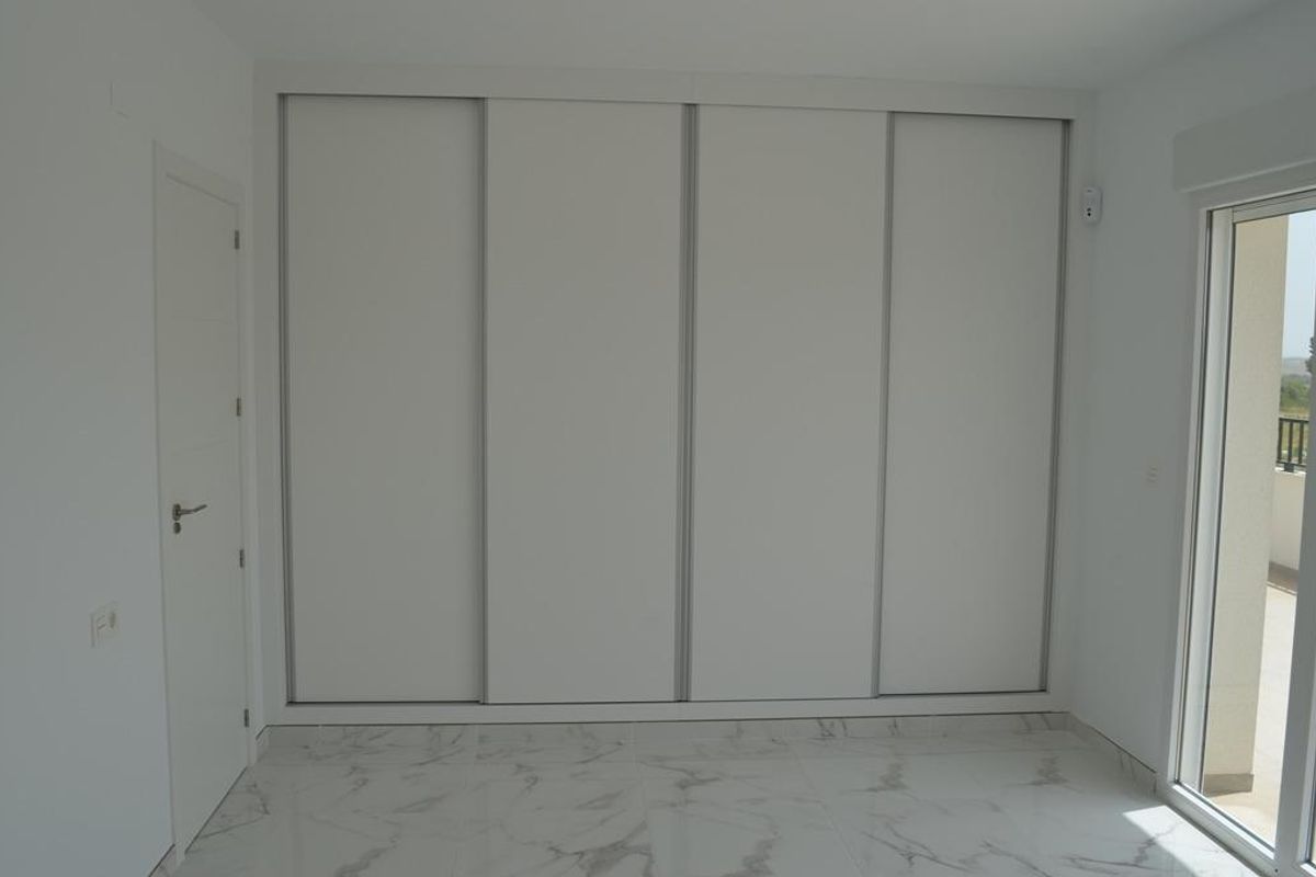 Slaapkamer met grote inbouwkast en toegang tot een terras in een 4-slaapkamer villa in Pinoso, Costa Blanca Zuid.