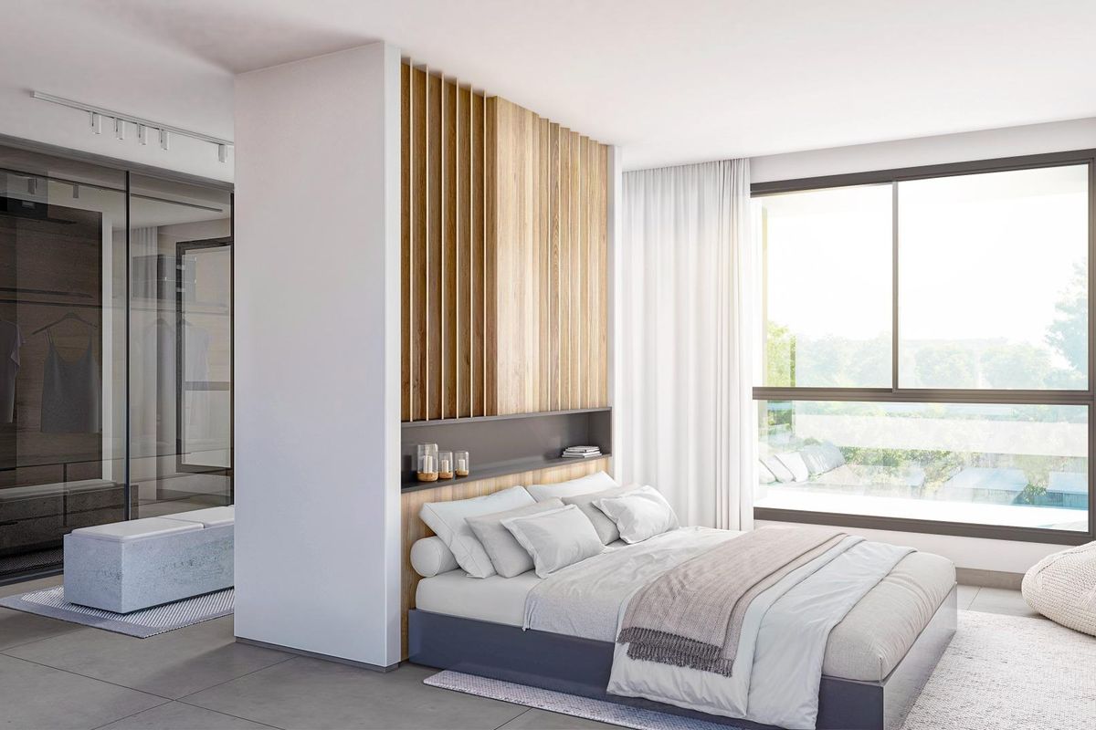 Open woonkamer met terras in Estepona woning