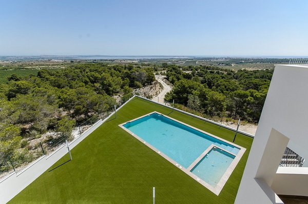 Luchtfoto van een modern zwembad omringd door een pristine tuin in San Miguel de Salinas, Costa Blanca Zuid.