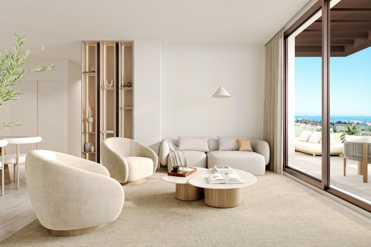 Heldere woonkamer in een 3-slaapkamer appartement met grote ramen en zeezicht in Mijas, Costa del Sol.