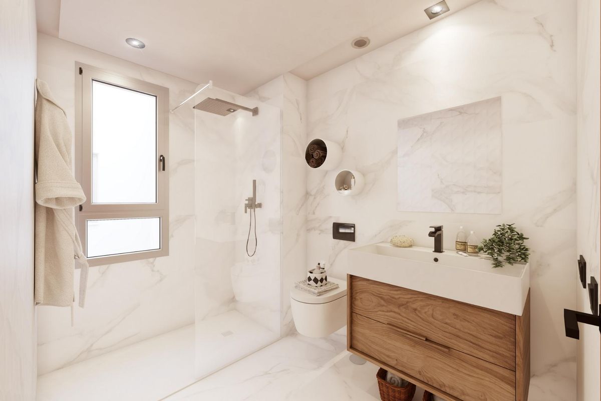 Eigentijdse badkamer in een 3-slaapkamerappartement in Marbella, Costa del Sol, met elegante afwerkingen en een douche.
