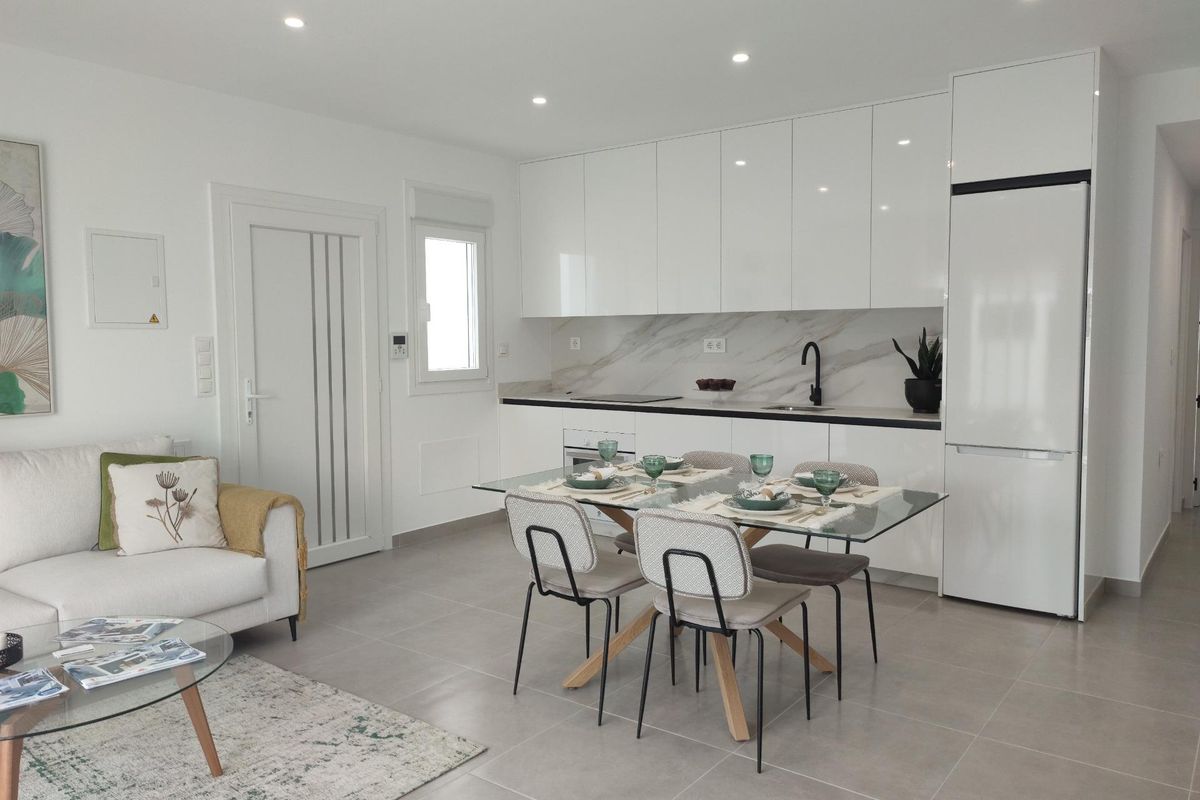 Heldere en moderne eetruimte met keuken in een townhouse in Torre Pacheco, Costa Calida, Spanje.