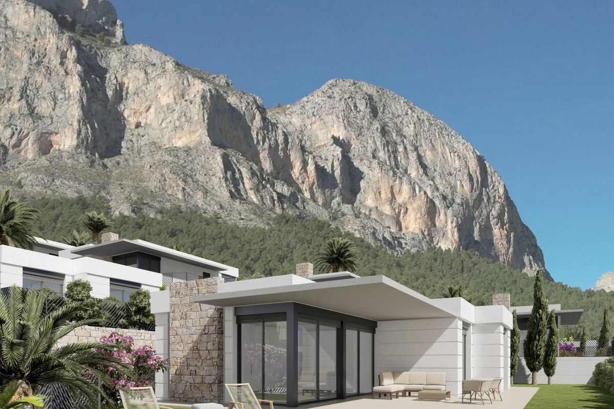 Gezellige 3-slaapkamer villa achtertuin met ligstoelen en bergzicht in Polop, Costa Blanca Noord.