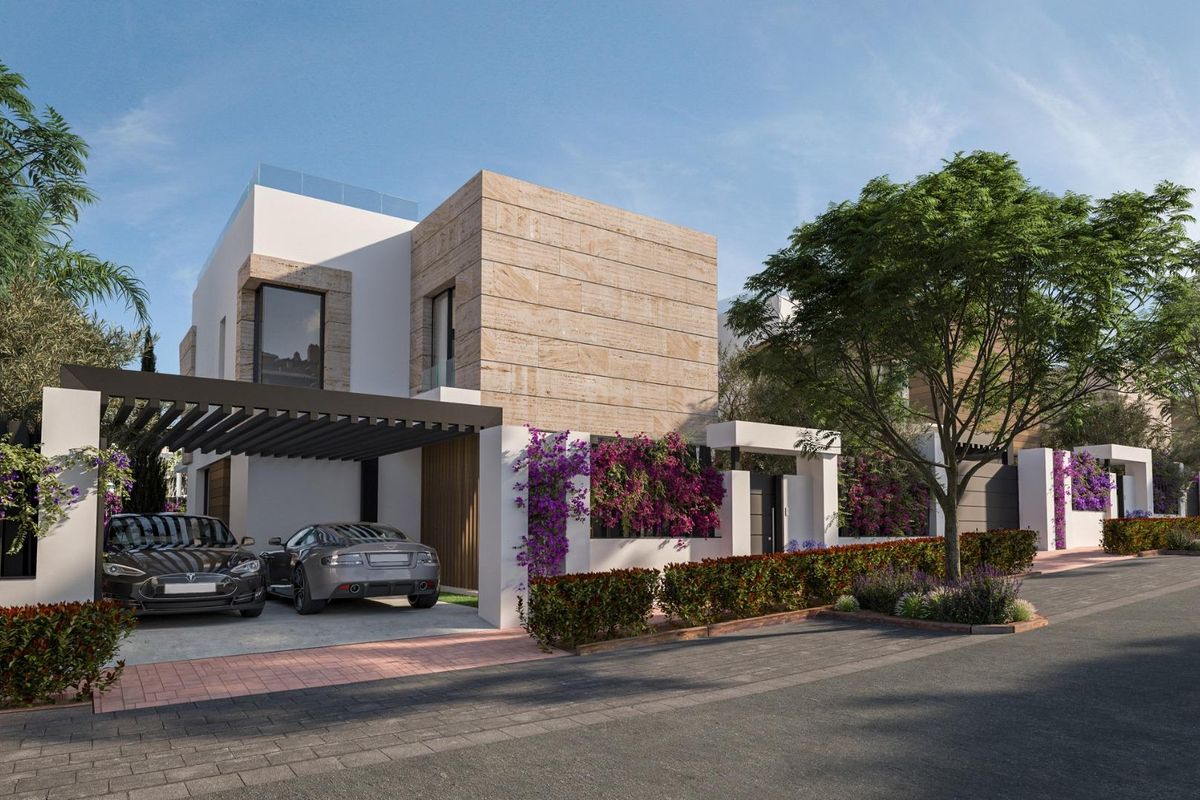 Stijlvolle villa-ingang in Estepona, met moderne architectuur en levendige begroeiing.