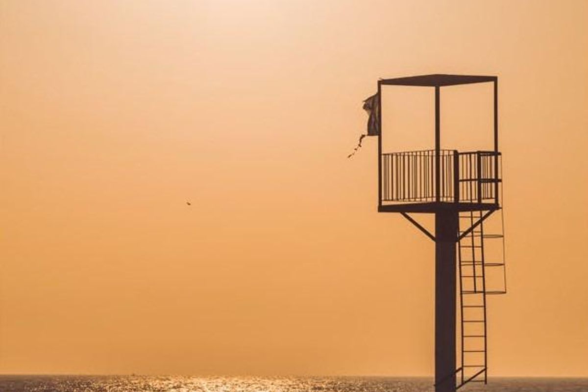 Reddingtoren op het strand, die de kustcharme van Almerimar benadrukt.