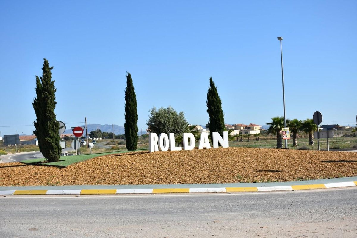 Bord met de naam Roldán, nabij Torre Pacheco, verwelkomt bezoekers in deze charmante Costa Calida regio.