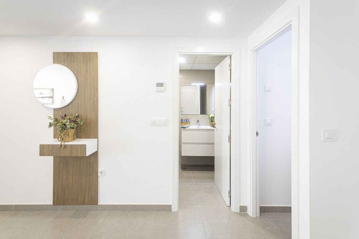 Entree met een moderne esthetiek die leidt naar de badkamer en woonruimtes in La Manga del Mar Menor.