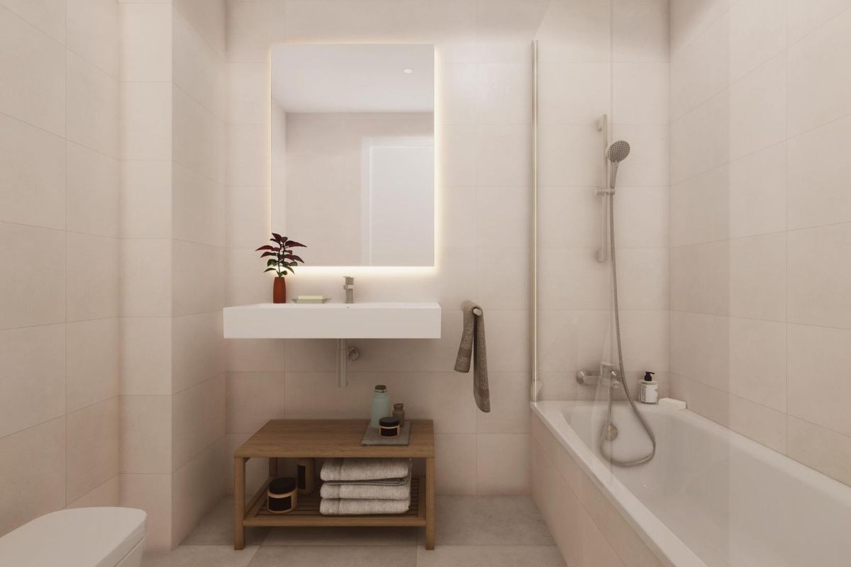 Hedendaagse badkamer in een 2-slaapkamer appartement in Estepona, met elegante tegels en moderne voorzieningen.