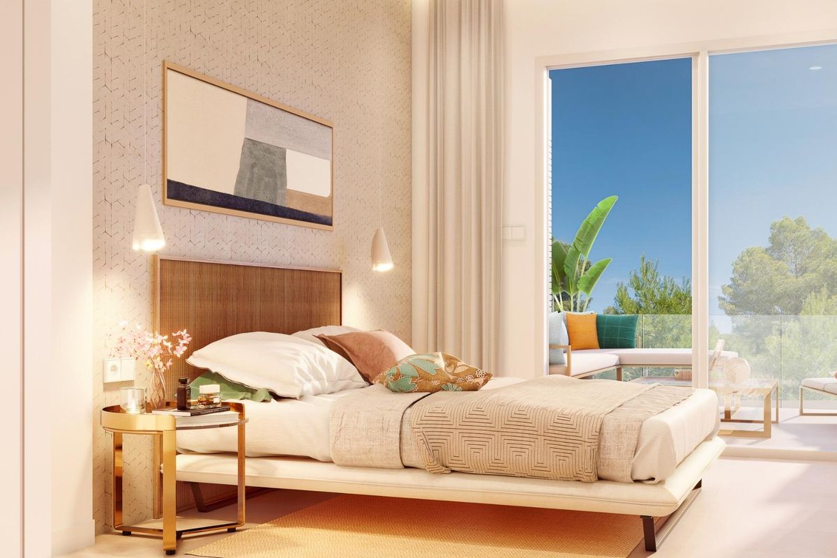 Gezellige slaapkamer met modern decor en toegang tot een balkon in een penthouse in Pilar de La Horadada.