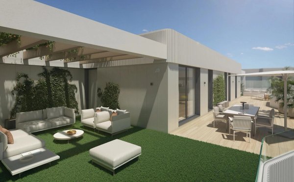 Stijlvol terras van een 3-slaapkamer penthouse in Mijas, Costa del Sol, met moderne zitplaatsen en groen.