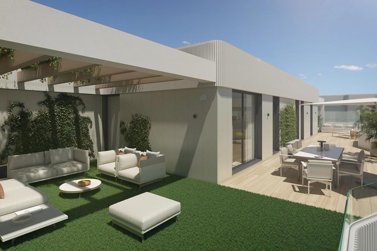 Stijlvol terras van een 3-slaapkamer penthouse in Mijas, Costa del Sol, met moderne zitplaatsen en groen.