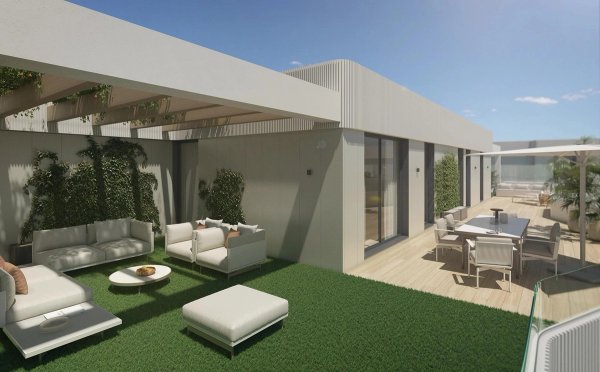 Stijlvol terras van een 3-slaapkamer penthouse in Mijas, Costa del Sol, met moderne zitplaatsen en groen.