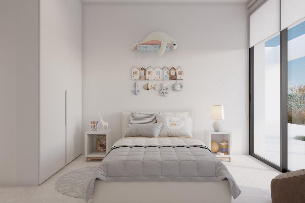 Gezellige slaapkamer voor kinderen in een villa in Fuente Álamo, versierd met speelse accenten en een groot raam voor natuurlijk licht.