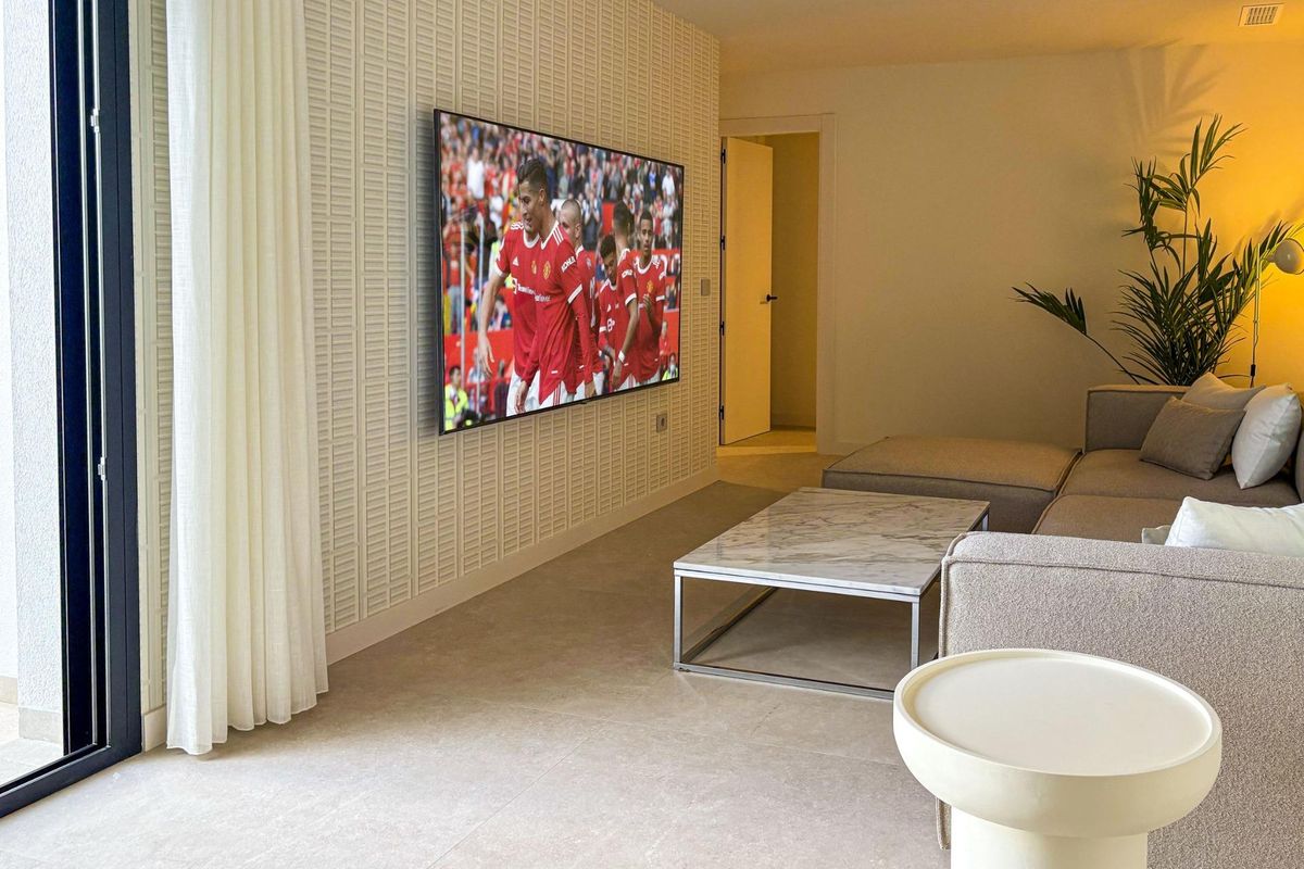 Ruime woonkamer in een villa in Rojales met een grote tv en comfortabele zitplaatsen.
