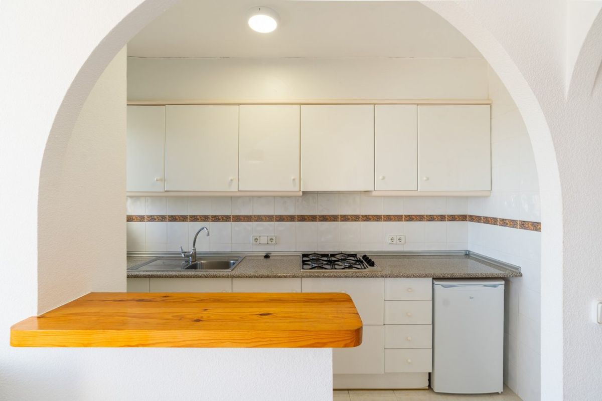 Goed uitgeruste keuken in de bungalow in Calpe met ruime werkbladen en directe toegang tot de woonkamer.