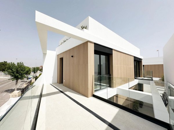 Moderne villa in Pilar de La Horadada met een stijlvolle buitenkant en grote ramen.