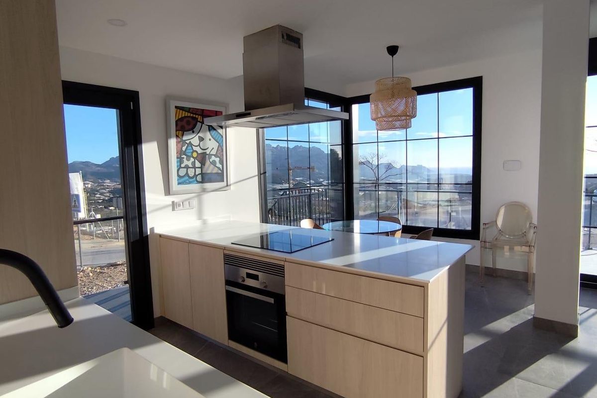 Stijlvolle keuken in een townhouse in Polop, Costa Blanca, met strakke kasten en prachtig uitzicht op bergen.