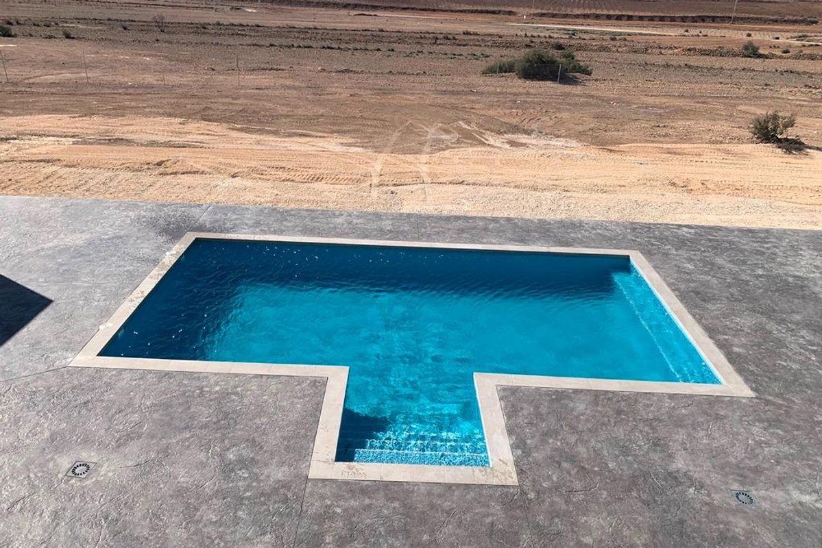 Zwemgedeelte van de villa met een prachtig uitzicht op de omgeving in Pinoso, Costa Blanca.