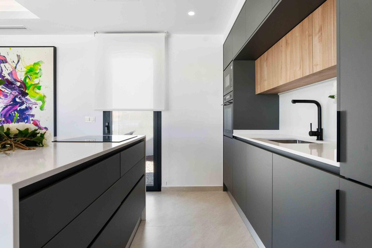 Strakke keukenontwerp in een 3-slaapkamer villa in Rojales, Costa Blanca Zuid, met donkere tinten en moderne kunst.